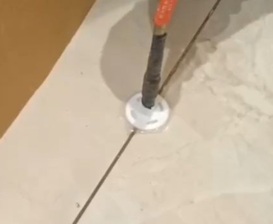 龙山瓷砖空鼓维修公司专业解答瓷砖在铺贴过程中，如果没有涂抹均匀到位的粘结材料（如水泥砂浆或瓷砖胶），可能会导致以下问题